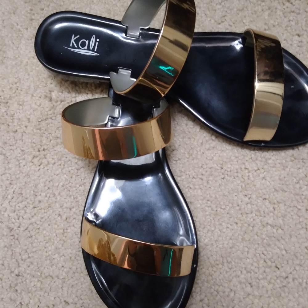 Kali sandals size 8